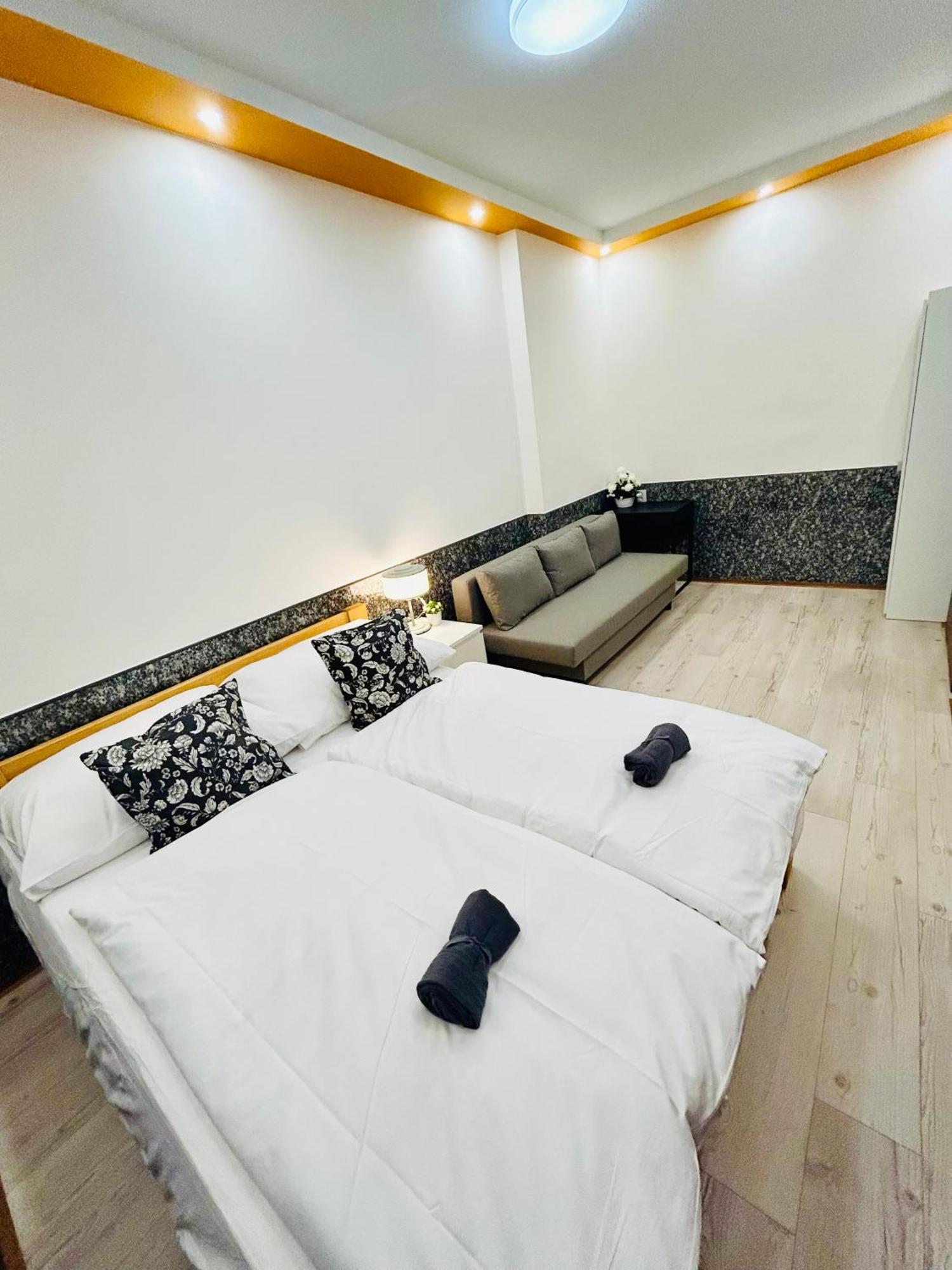 Modern Spacious Apartment In Center Prag Exterior foto